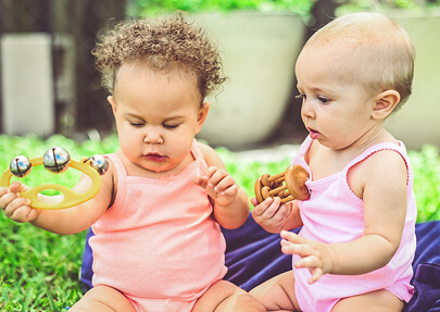 babies-playing-outside